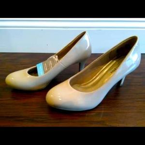 Comfortable nude pumps